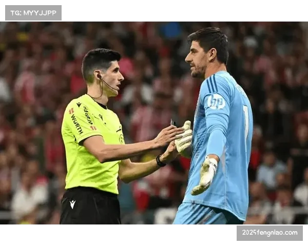 特写：马赛主场球迷抗议美国资本收购，比赛一度中断